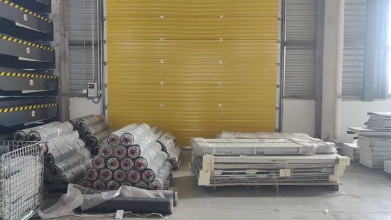 kaufen angepasste RAL9002 Segmentierte Garagentüren mit Mensch-Maschine-Schnittstellen-Steuerungskiste online manufacture