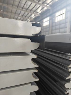 kaufen IP55 Motorschutzklasse Industrielle Schiebe-Falttore Langlebiger Schiebetürtyp für industrielle Anwendungen und Schwerlastanwendungen online manufacture