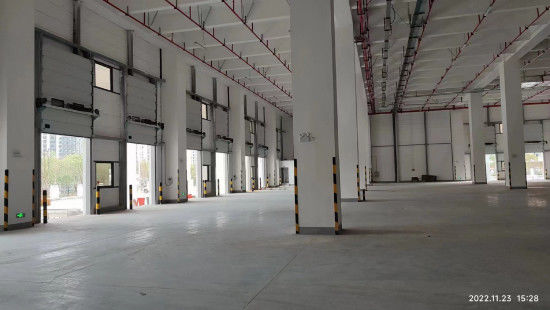 Isolierte industrielle Abschnitttüren RAL9006 / RAL9002 Farbe für Lager