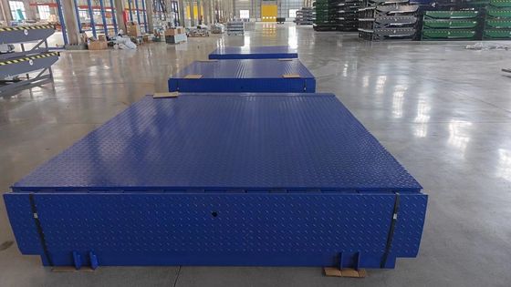 Grauer Lkw-Hydraulischer Dockleveler für einfaches Laden und Entladen IP55