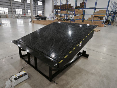 Schwarzer hydraulischer Dockleveler Anpassungsfähige hydraulische Dockliftplattform