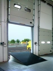 Hydraulischer Dock Leveler sorgt für nahtlose, temperaturgesteuerte Übergänge durch robuste Stahlkonstruktion und präzisen hydraulischen Aufzug
