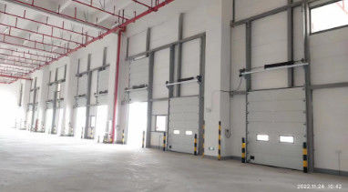 Isolierte industrielle Abschnitttüren RAL9006 / RAL9002 Farbe für Lager