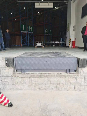 Grauer Lkw-Hydraulischer Dockleveler für einfaches Laden und Entladen IP55