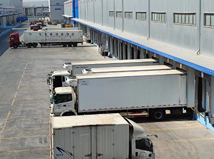 ISO 9001 Grauer hydraulischer Dockleveler 6800kg Lkw-Niveau-Ladedock