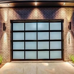 Moderne automatische Garagentür aus klarem Aluminium und Stahl